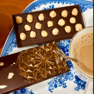 شکلات تلخ تبلتی بلژیکی با ورق طلا و مغز فندوق