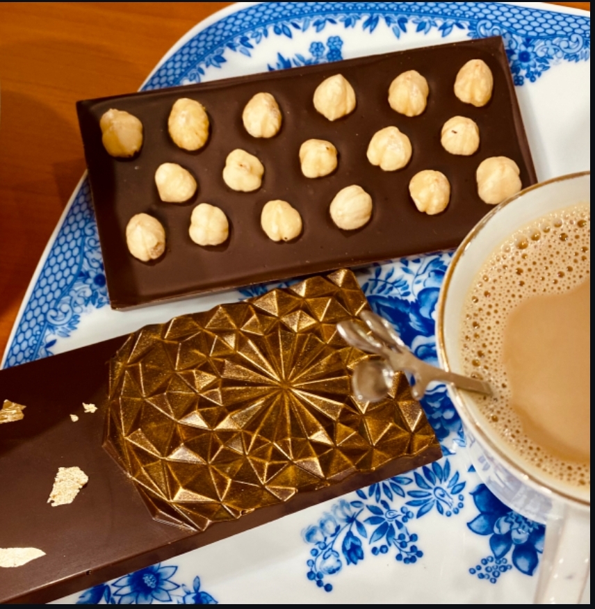 شکلات تلخ تبلتی بلژیکی با ورق طلا و مغز فندوق