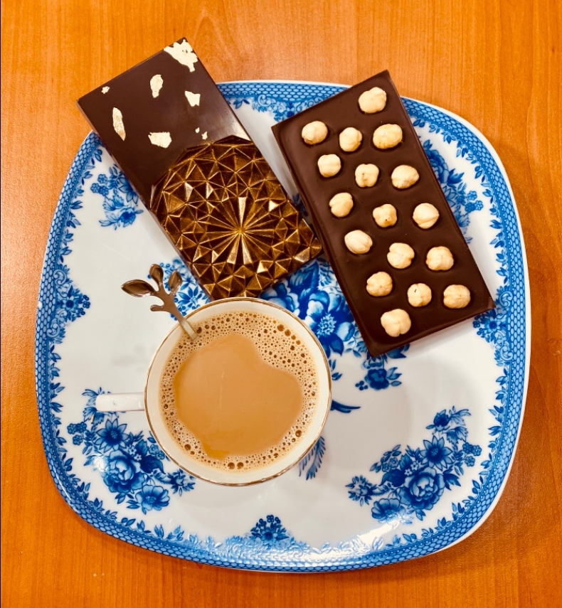 شکلات تلخ بلژیکی با فندق و ورق طلا - تصویر 2