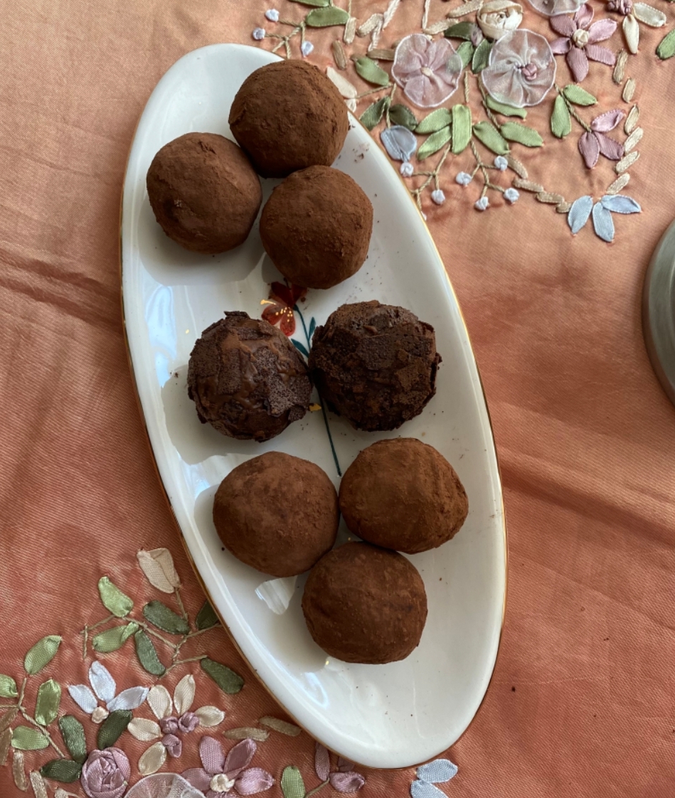 ترافل شکلاتی کاراملی کاور شده با پودر کاکائو و فویتین