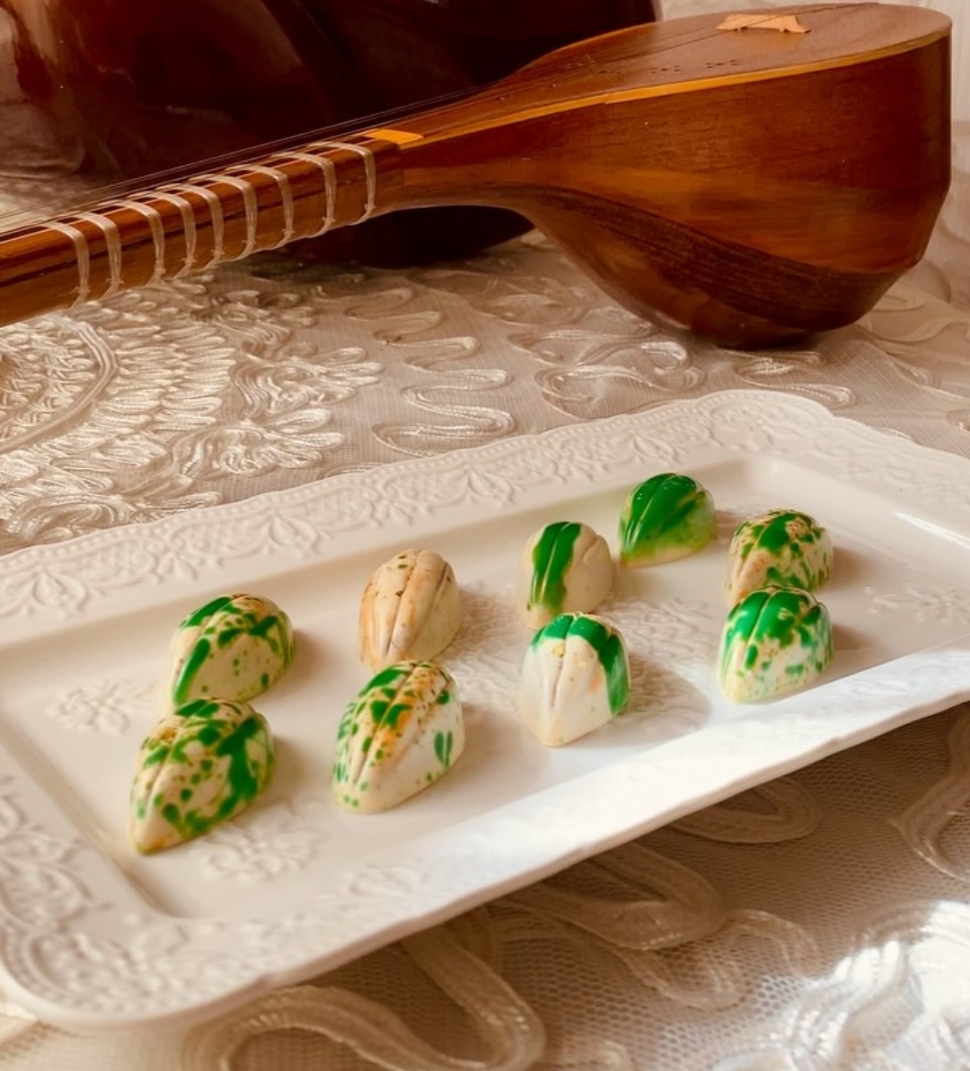 شکلات سفید بن بن با فیلینگ کارامل و پودر پسته ملیح چاکلت