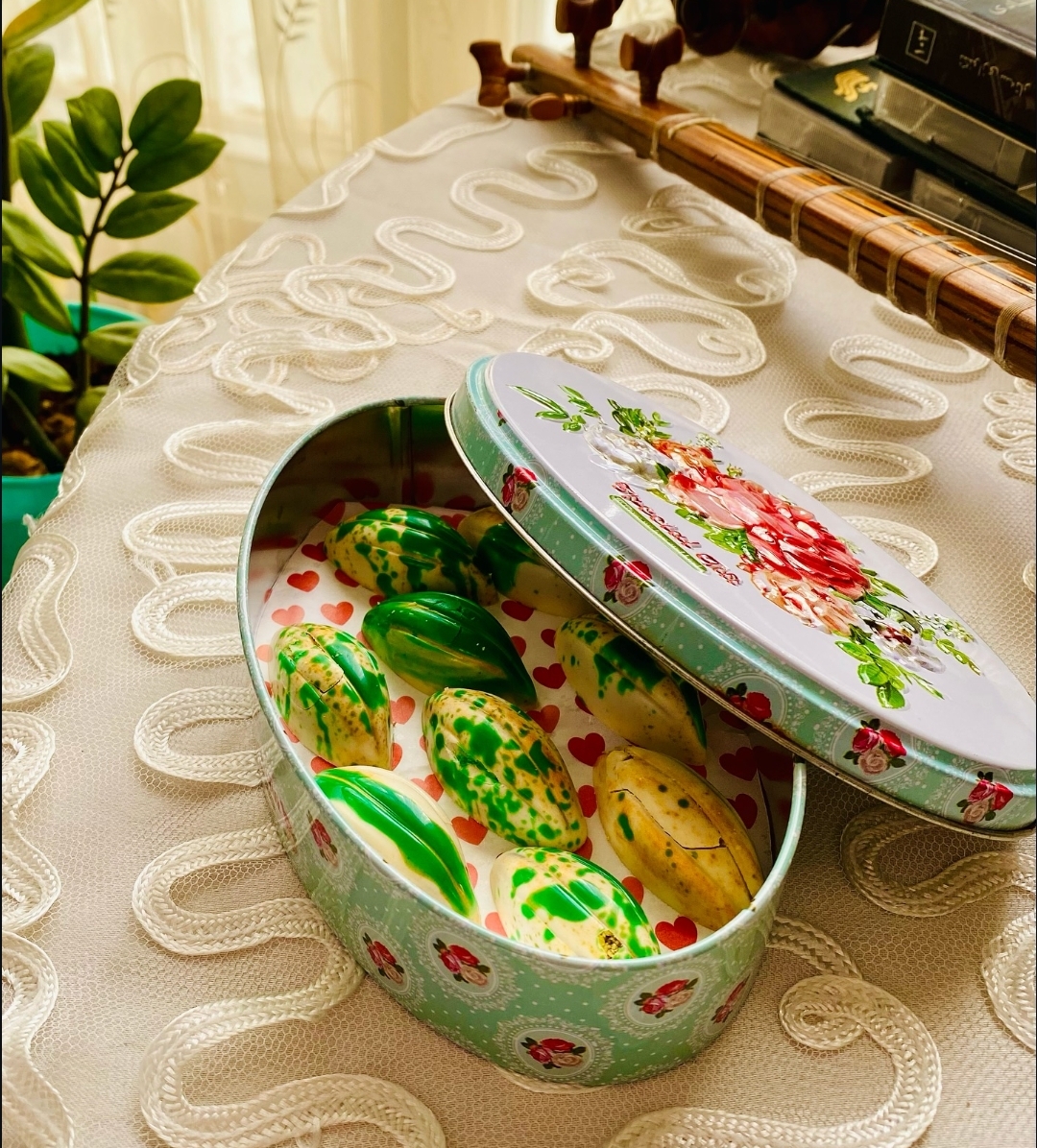 شکلات سفید بن بن با فیلینگ کارامل و پودر پسته ملیح چاکلت