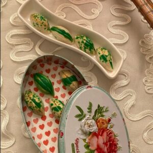 شکلات سفید بن بن با فیلینگ کارامل و پودر پسته ملیح چاکلت