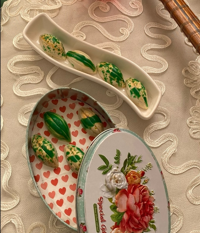 شکلات سفید بن بن با فیلینگ کارامل و پودر پسته ملیح چاکلت