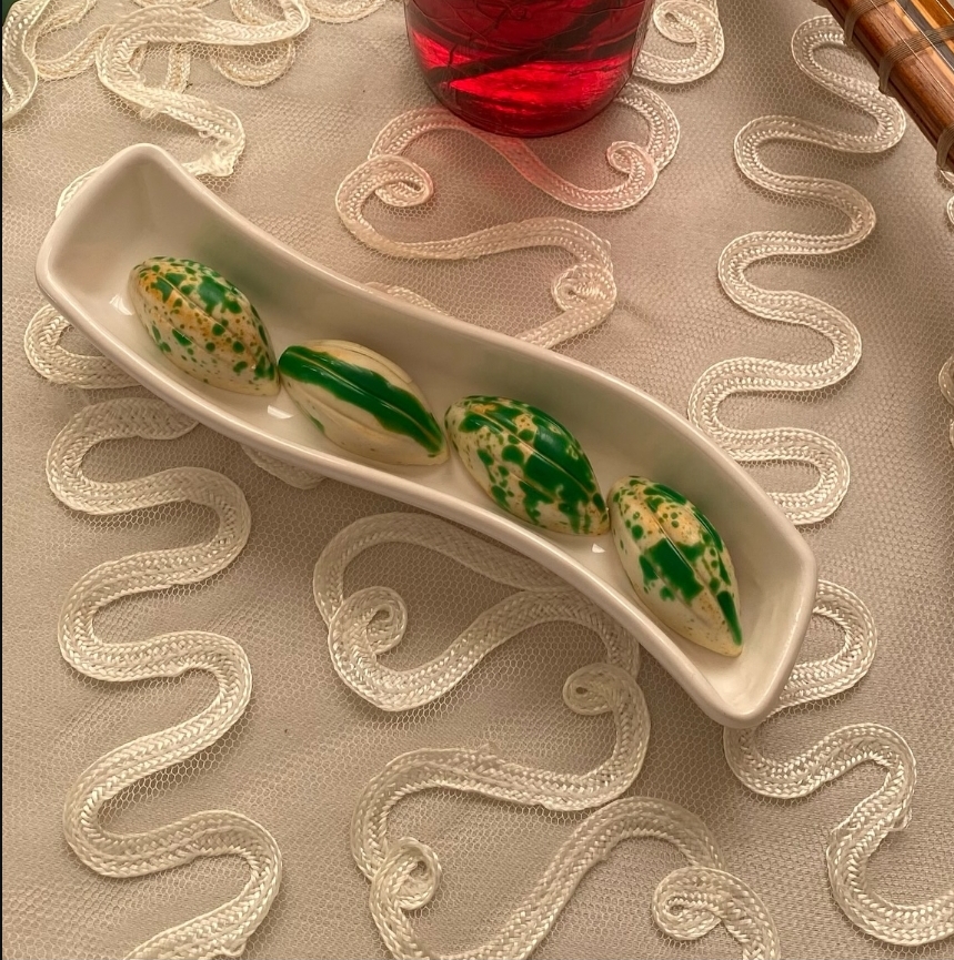 شکلات سفید بن بن با فیلینگ کارامل و پودر پسته ملیح چاکلت