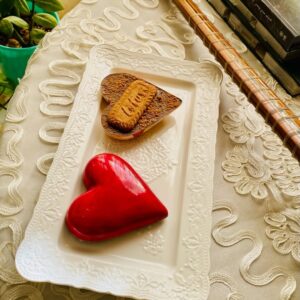 شکلات تلخ قلبی لوتوس