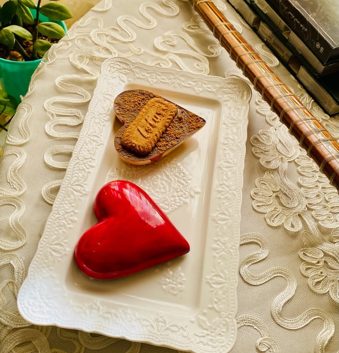 شکلات تلخ قلبی لوتوس