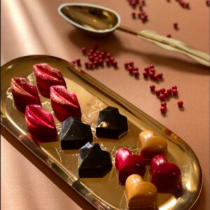 شکلات بن بن با فیلینگ کره پسته و ویوافیل توت فرنگی