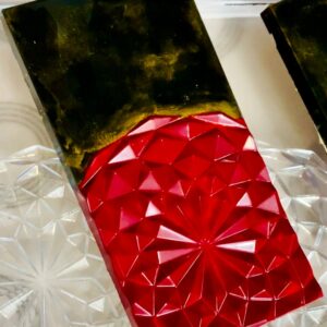 شکلات تبلتی سفید آجیلی با کاور توت فرنگی و کرنبری