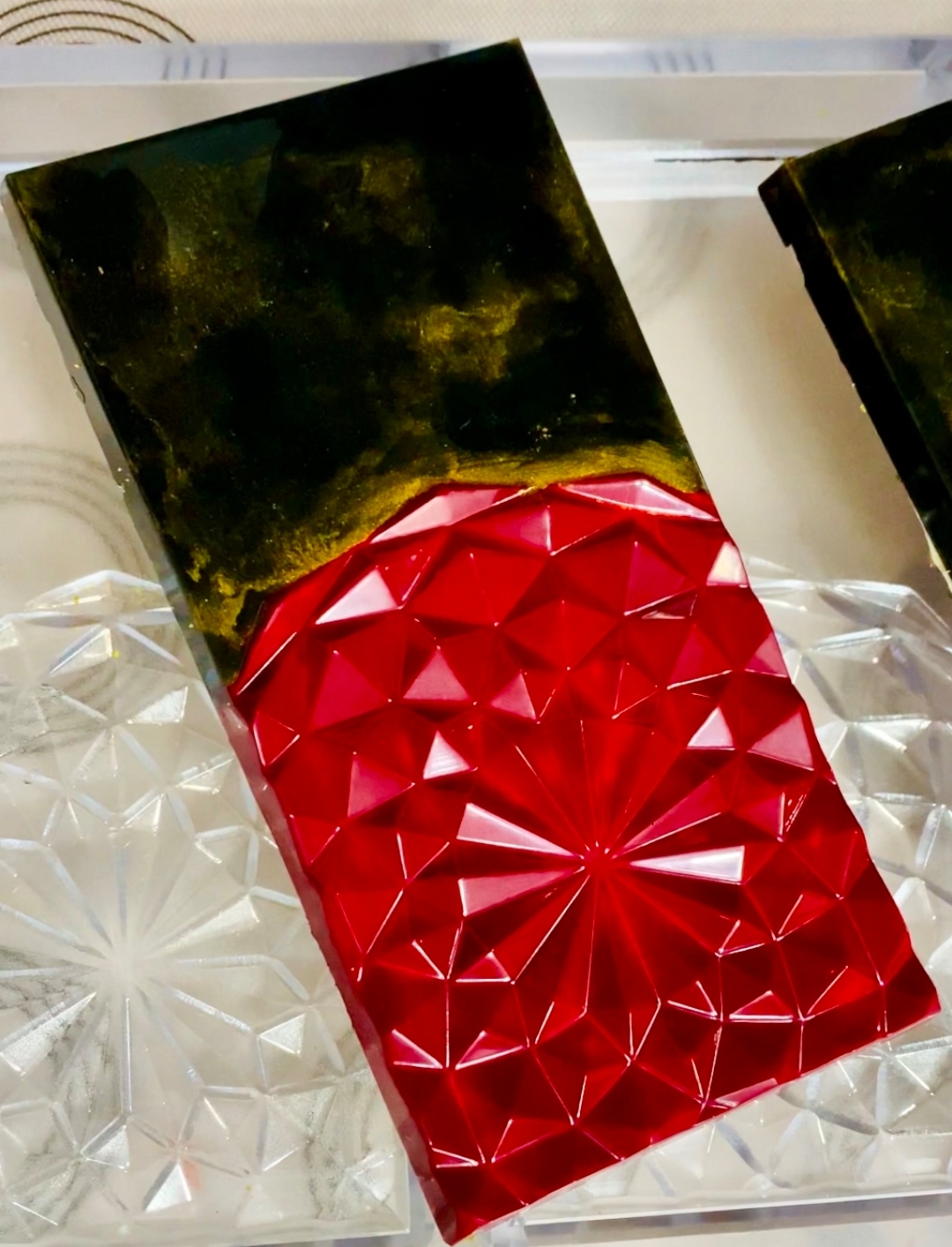 شکلات تبلتی سفید آجیلی با کاور توت فرنگی و کرنبری