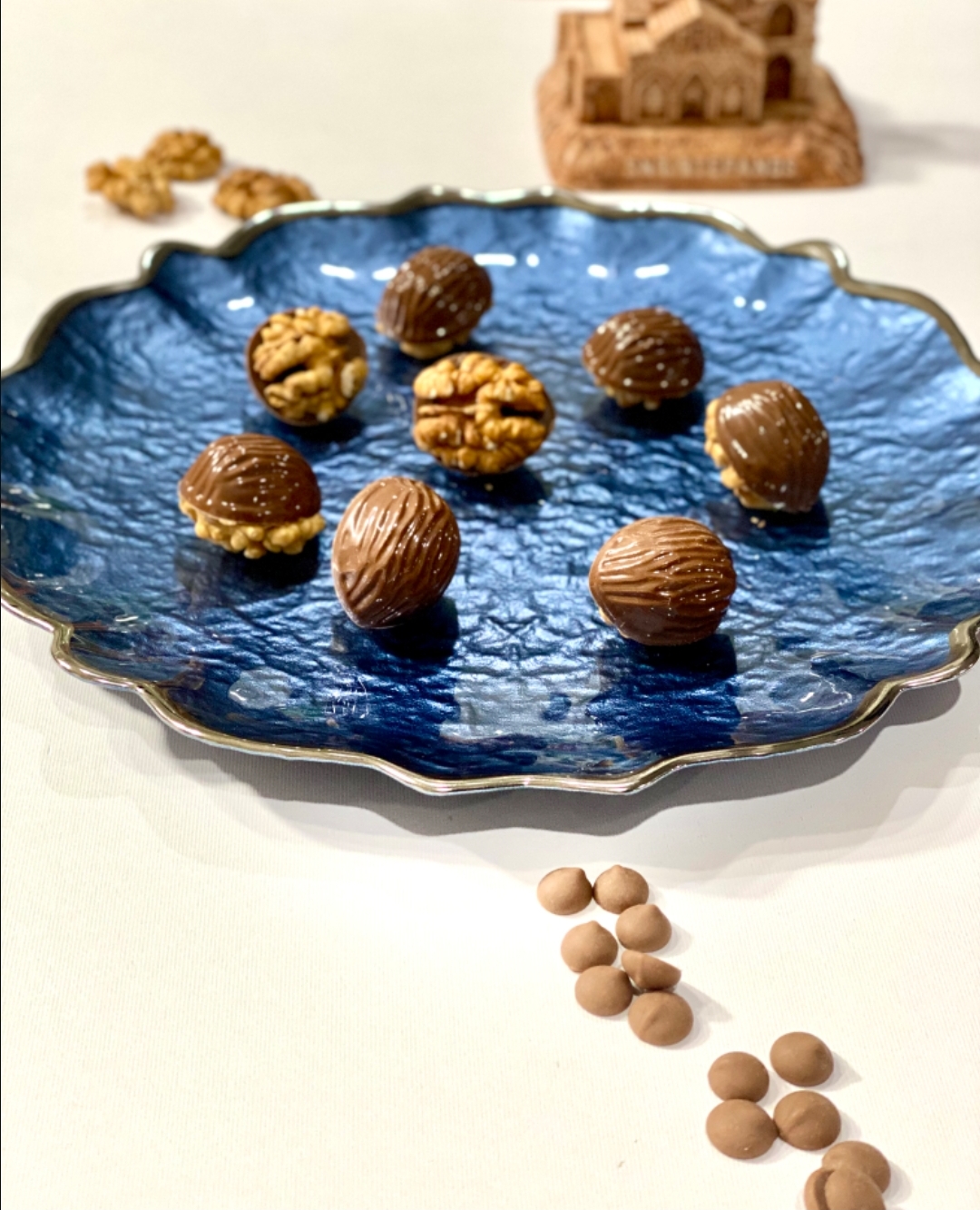 شکلات گردویی شیری با فیلینگ کارامل