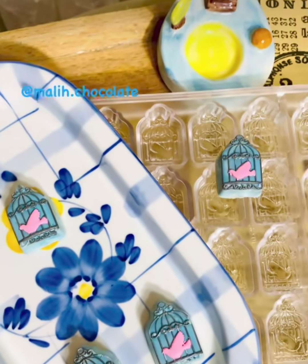 شکلات سفید با فیلینگ قهوه مدل پرنده - تصویر 2