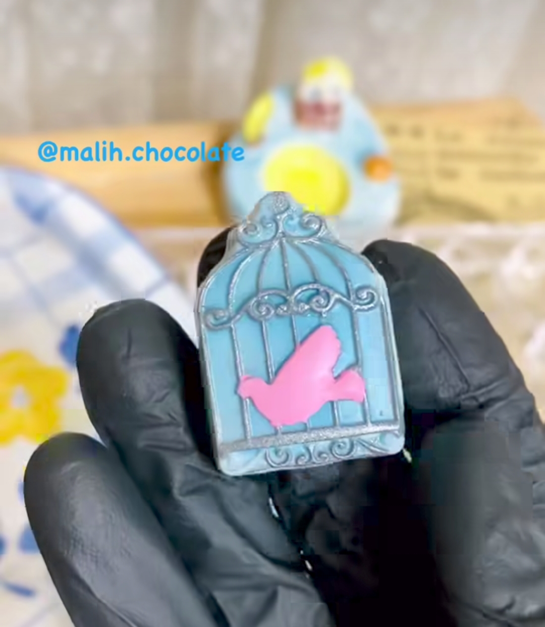 شکلات سفید با فیلینگ قهوه مدل قفس